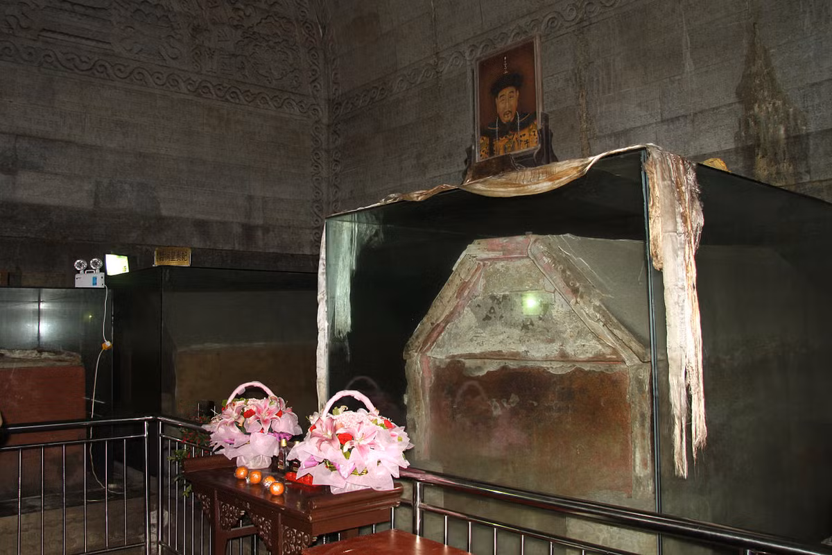 Về sau, vị Hoàng đế cuối cùng của nhà Thanh - Phổ Nghi cho người đi thu thập di hài cũng chỉ tìm được vài phần, miễn cưỡng đem Đế - Hậu hợp táng vào một cỗ. Thế nên, quả thực sử dụng di hài để phục dựng dáng người, khuôn mặt với Càn Long là điều bất khả thi. Ảnh: Quan tài Càn Long tại Thanh Dụ Lăng. Ảnh: Wikipedia.