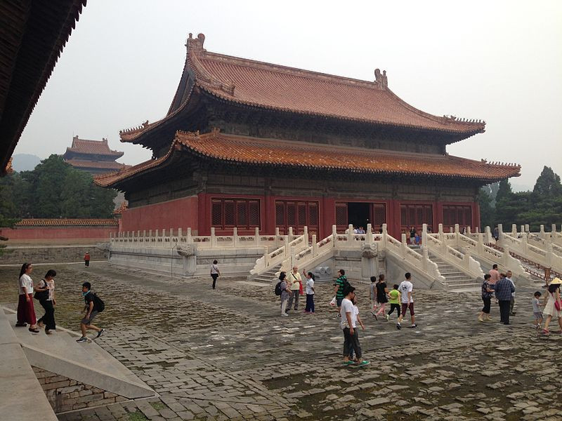 Bằng công nghệ hiện đại, ngày nay người ta phục dựng khuôn mặt các vị quan lại, vua chúa ngày xưa với điều kiện thi hài cần phải còn xương cốt hoặc chưa bị phân hủy. Đáng tiếc, với Càn Long điều đó là không thể, năm 1928 quân phiệt Tôn Điện Anh đã đem quân vào khu vực lăng tẩm nhà Thanh ở Hà Bắc, quật mộ Càn Long và Từ Hy Thái Hậu. Sau khi bị khai quật, đồ tùy táng, thi cốt của Hoàng đế và hậu phi cũng hoàn toàn nhiễu loạn, tứ tán trên mặt đất. Ảnh: Wikipedia.