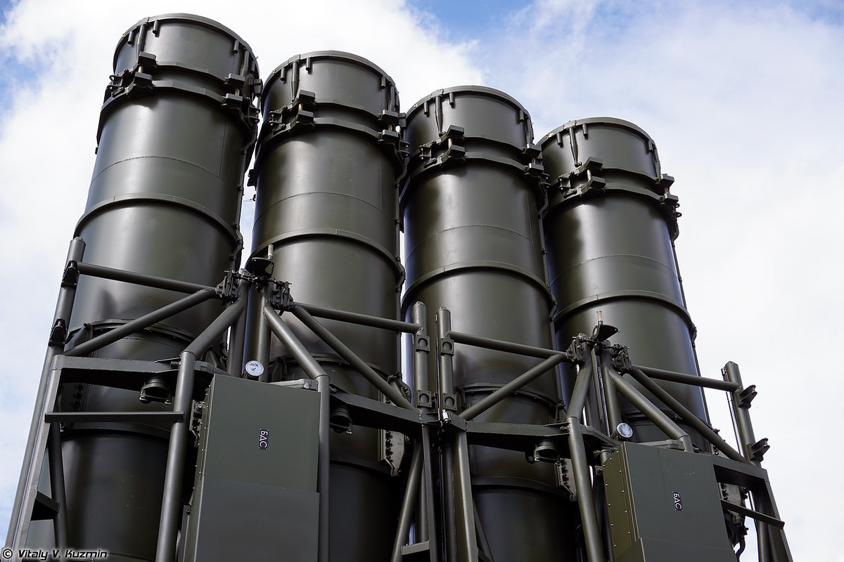 Thực tế, tùy vào yêu cầu của khách hàng mà tổ hợp tên lửa Buk-M3 có thể chỉ cần hoạt động với một loại bệ phóng 9A317M hoặc bệ phóng thứ 2 là 9A383E. Theo Army Recognition, một tiểu đoàn Buk-M3 cấu hình với 6 bệ phóng 9A317M. Nguồn ảnh: Vitaly-Kuzmin
