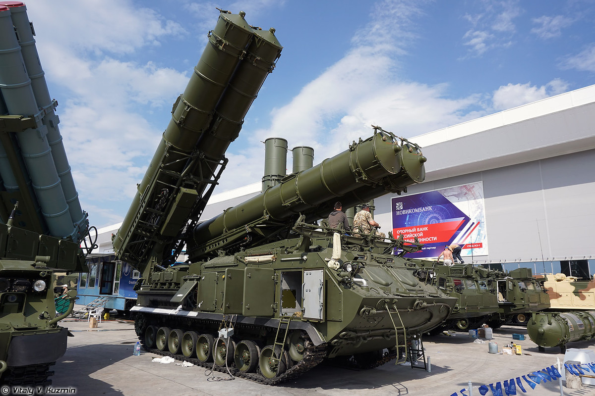 Bệ phóng 9A383E tích hợp 4 ống phóng tên lửa chứa đạn 9M83ME với tầm bắn chống mục tiêu khí động học 100km, độ cao tác xạ 30km; chống mục tiêu đạn đạo 40km với độ cao tác xạ 25km. Nguồn ảnh: Vitaly-Kuzmin