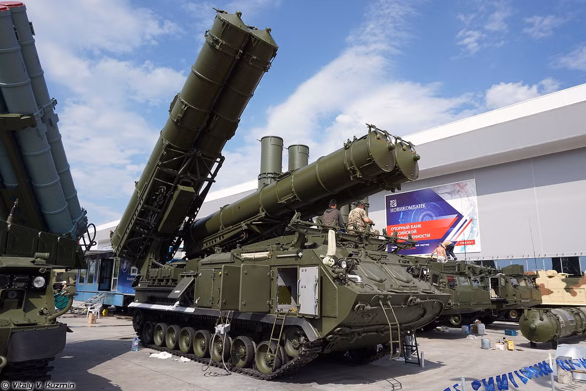 Bệ phóng 9A383E tích hợp 4 ống phóng tên lửa chứa đạn 9M83ME với tầm bắn chống mục tiêu khí động học 100km, độ cao tác xạ 30km; chống mục tiêu đạn đạo 40km với độ cao tác xạ 25km. Nguồn ảnh: Vitaly-Kuzmin