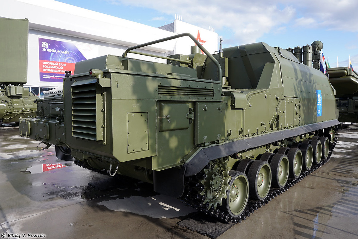 . Phần lớn các thành phần của Buk-M3 đều được tích hợp trên khung gầm xe bánh xích GM. Các cabin điều khiển đều được bọc thép hạng nhẹ đảm bảo an toàn cho kíp chiến đấu. Nguồn ảnh: Vitaly-Kuzmin