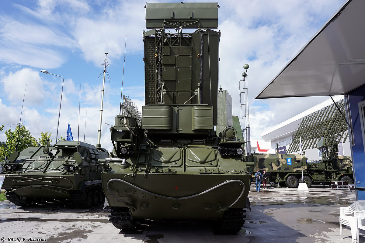 Trong ảnh là đài radar thám sát mục tiêu nhìn vòng 360 độ 9S18M1-3 có tầm trinh sát 160km. Nguồn ảnh: Vitaly-Kuzmin