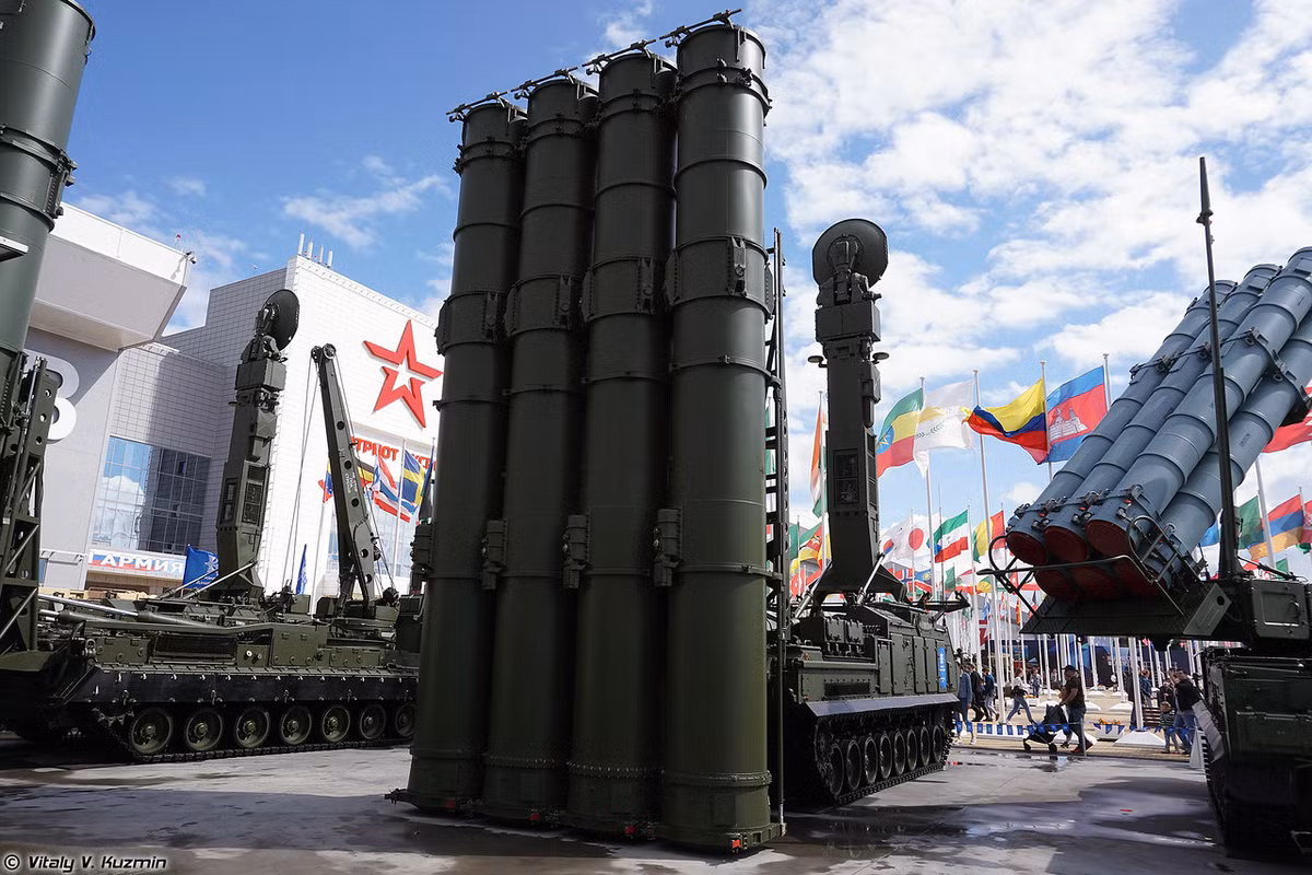 Ngoài ra, lần đầu tiên tại Army 2019 giới thiệu thêm thành phần bệ phóng tự hành thứ 2 của Buk-M3 mang tên 9A383E trông khá giống bệ phóng của hệ thống Antey-2500. Nguồn ảnh: Vitaly-Kuzmin