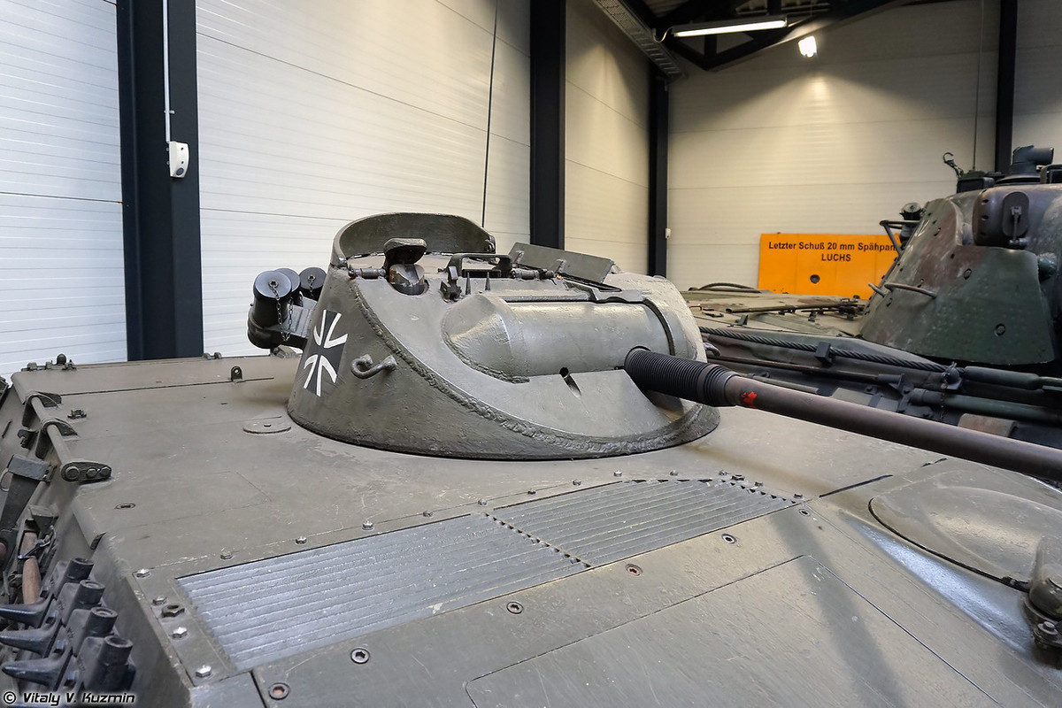 Về mặt hỏa lực, nó được trang bị tháp pháo bé con con lắp khẩu 20mm Hispano-Suiza 820/L85 với 500 viên đạn. Hỏa lực này không phải yếu, nhưng rõ ràng nó chỉ có vai trò trợ chiến tiêu diệt sinh lực địch hay bắn vào các phương tiện bọc giáp nhẹ. Nguồn ảnh: Vitaly Kuzmin