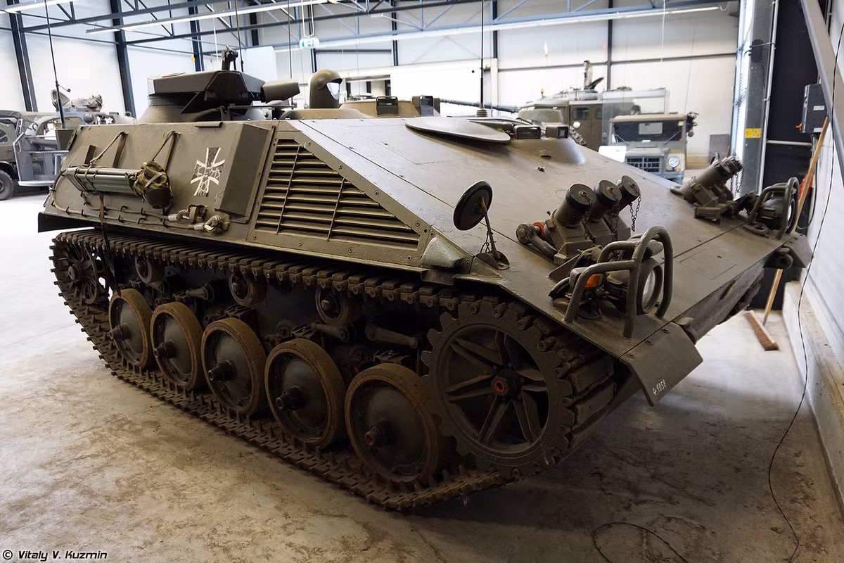 Radarpanzer 91-2 trong trạng thái hành quân với cột radar được gấp gọn. Nguồn ảnh: Vitaly Kuzmin