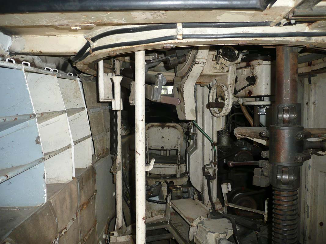 Mặc dù vậy, chớ có khinh thường kích thước nhỏ bé của chiếc xe này, bởi nó có thể chở tới một tiểu đội 5 binh sĩ nai nịt đầy đủ vũ khí. Chỉ có điều, họ chỉ được bảo vệ dưới lớp giáp dày có 15mm mặt trước mà thôi. Nguồn ảnh: Wikipedia