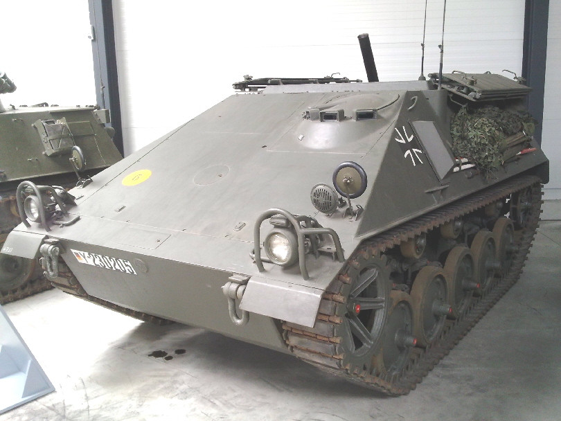 Ngoài phiên bản xe thiết giáp trinh sát chiến đấu, xe thiết giáp SPz 11-2 còn được phát triển một số phiên bản hỗ trợ hỏa lực và trinh sát điện tử. Ví dụ trong ảnh là phiên bản pháo cối tự hành Mörserträger 51-2 trang bị khẩu cối 81mm. Nguồn ảnh: Vitaly Kuzmin