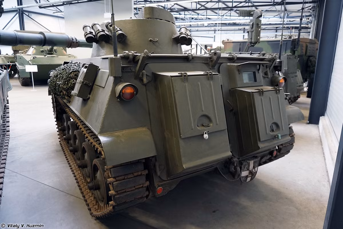 Chiếc xe được trang bị động cơ xăng 164 mã lực cho tốc độ tối đa 58km/h phù hợp với việc “phát hiện địch và chạy thật nhanh”. Nguồn ảnh: Vitaly Kuzmin