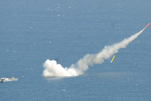 Hỏa lực của con tàu cũng tương đương với nhiệm vụ của một tàu ngầm tấn công hạt nhân. Nó được bố trí 4 ống phóng ngư lôi 533mm cho phép triển khai 20 tên lửa kèm ngư lôi hạng nặng cho phép tác chiến chống mặt nước, chống tàu ngầm, tấn công mặt đất... Nguồn ảnh: Wikipedia