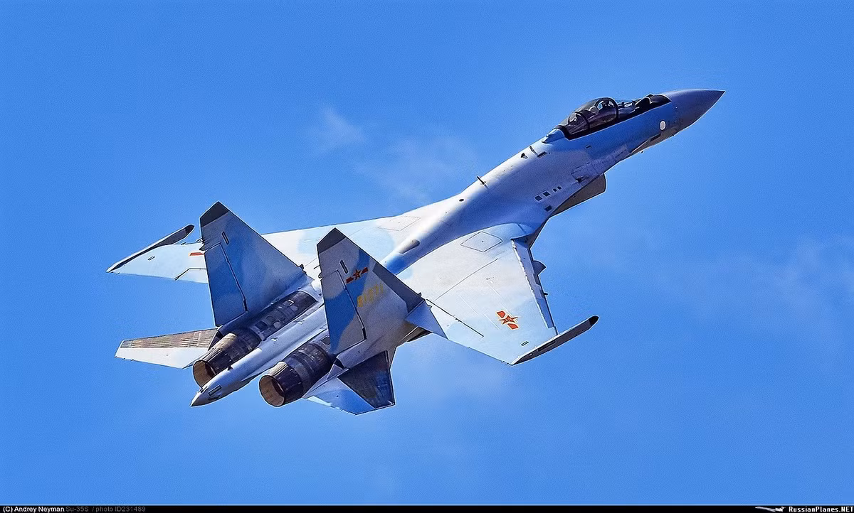 Với Su-35, Trung Quốc có thể tạo ra phiên bản J-XX trong tương lai hoặc là sử dụng nó làm nền tảng cho các công nghệ radar, động cơ nhằm tiếp tục hoàn thiện J-20, nâng cấp J-11, J-15 và J-16. Nguồn ảnh: Russia Planes