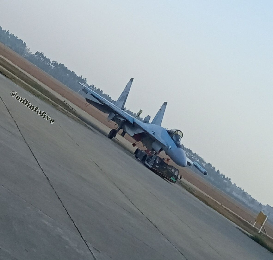 Đáng chú ý, các máy bay Su-35 mà Trung Quốc tiếp nhận từ Nga tới thời điểm hiện tại hiếm thấy số hiệu thường được vẽ gần buồng lái máy bay. Nguồn: Military Informant