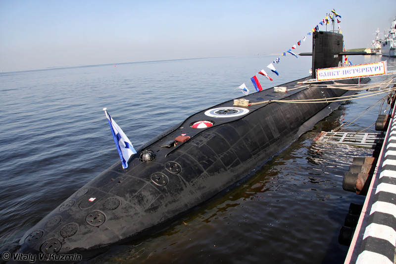 Dù vậy, vị chuyên gia Mỹ cũng dành những lời "có cánh" để khen ngợi tính năng trên tàu ngầm Lada. Ví dụ như, so với Kilo, Lada có kích thước nhỏ hơn hẳn nhưng vẫn đảm bảo khả năng tác chiến ngang ngửa. Nguồn ảnh: Vitaly-Kuzmin