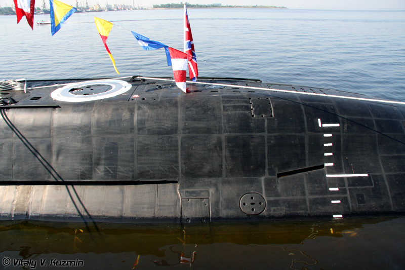 Hiện lớp tàu ngầm Lada Đề án 677 có lượng giãn nước toàn tải khi lặn 2.700 tấn (của Kilo lên tới gần 4.000 tấn), khi nổi là 1.765 tấn (Kilo là 2.500 tấn), dài 72m, mớn nước 6,5m. Nguồn ảnh: Vitaly-Kuzmin