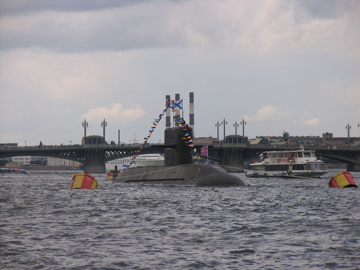 Hệ thống AIP có thể loại bỏ nhược điểm cố hữu trên các tàu ngầm diesel-điện hiện đại là phải nổi lên để sạc pin mới có thể lặn tiếp. Với AIP, tàu ngầm có thể lặn liên tục 20-45 ngày, tiếng ồn cũng giảm khiến hệ thống sonar của đối phương "vô dụng". Nguồn ảnh: Wikipedia