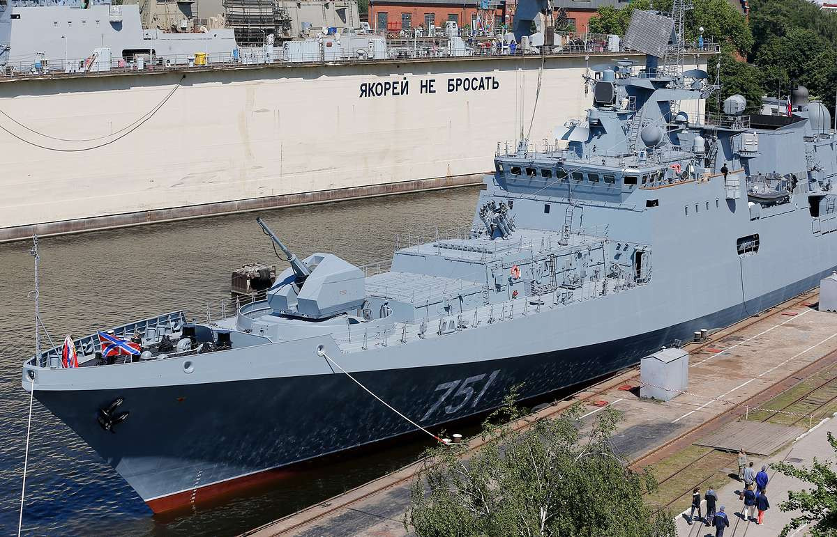 Mặc dù kích cỡ thua kém xa các tàu chiến Mỹ, tuy nhiên các tàu Đề án 11356P/M được trang bị cực kỳ mạnh, có thể thực hiện đòn tấn công tới mục tiêu đất liền cách xa tới 2.000km hoặc tiêu diệt tàu chiến cách xa tới 600km bằng tổ hợp tên lửa hành Kalibr. Nguồn ảnh: TASS