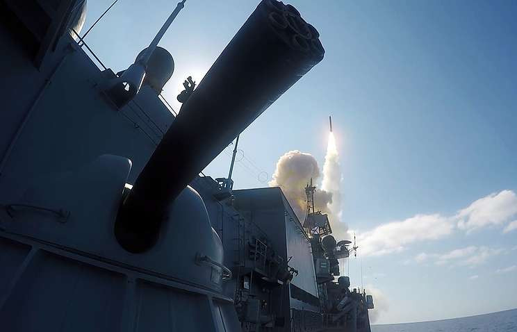 Sau đó, kíp trắc thủ phòng không trên tàu hộ vệ đã khai hỏa tên lửa hải đối không Shtil-1 tiêu diệt máy bay ném bom trước khi thực hiện cuộc tấn công. Dẫu vậy, theo văn phòng báo chí hạm đội, tàu hộ vệ đã không khai hỏa thật mà chỉ là khai hỏa giả định vào mục tiêu. Nguồn ảnh: TASS