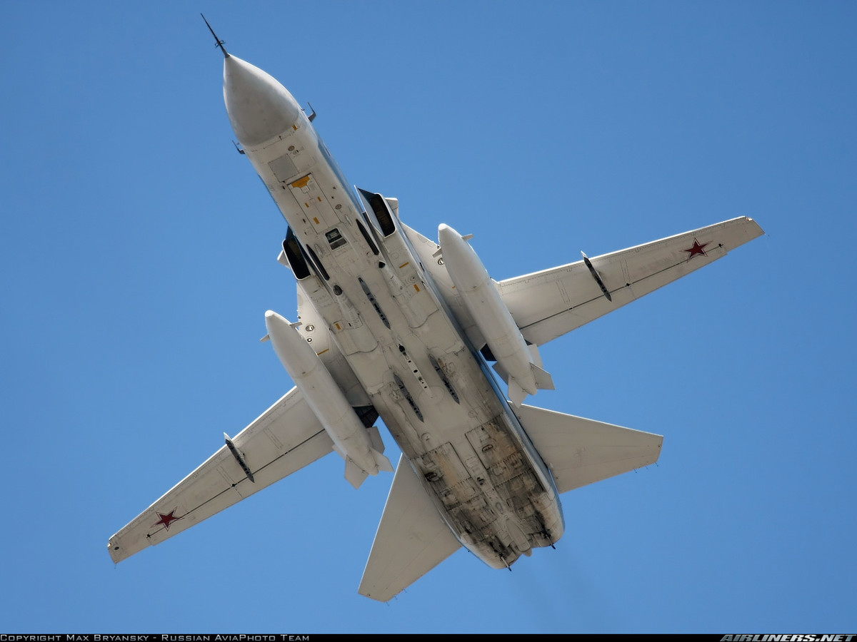 Trong quá khứ, máy bay ném bom Su-24M từng được Không quân Nga sử dụng để “đùa giỡn” nhiều tàu chiến NATO. Nguồn ảnh: Airlines.net