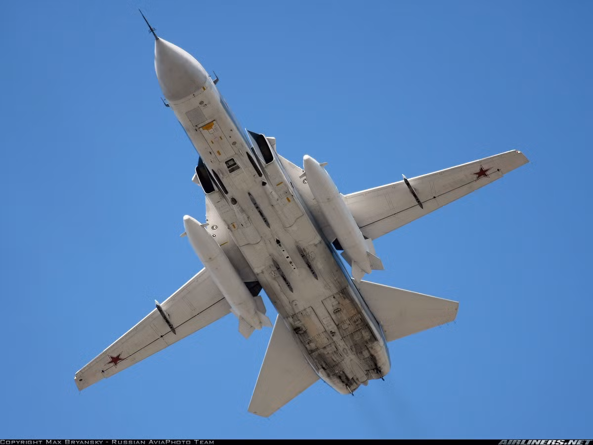 Trong quá khứ, máy bay ném bom Su-24M từng được Không quân Nga sử dụng để “đùa giỡn” nhiều tàu chiến NATO. Nguồn ảnh: Airlines.net