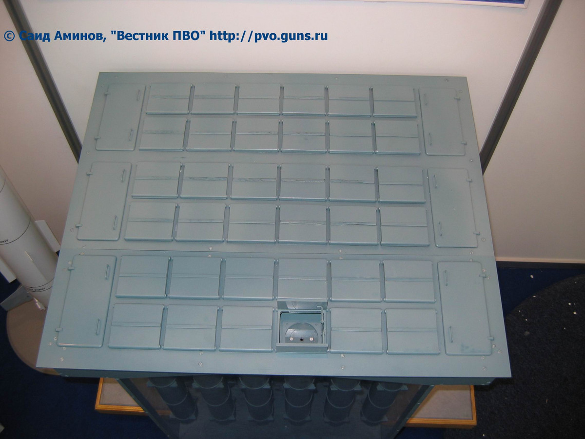 Cuộc diễn tập tác chiến cho phép thủy thủ đoàn tàu hộ vệ nói riêng và hạm đội biển Đen nói chung thấy được hiệu suất chiến đấu của tổ hợp phòng không tầm trung trên hạm Shtil-1. Trong ảnh, cận cảnh mô hình bệ phóng thẳng đứng chứa 32 quả đạn Shtil-1 trên tàu chiến Grigorovich. Nguồn ảnh: Bastion-Karpenko