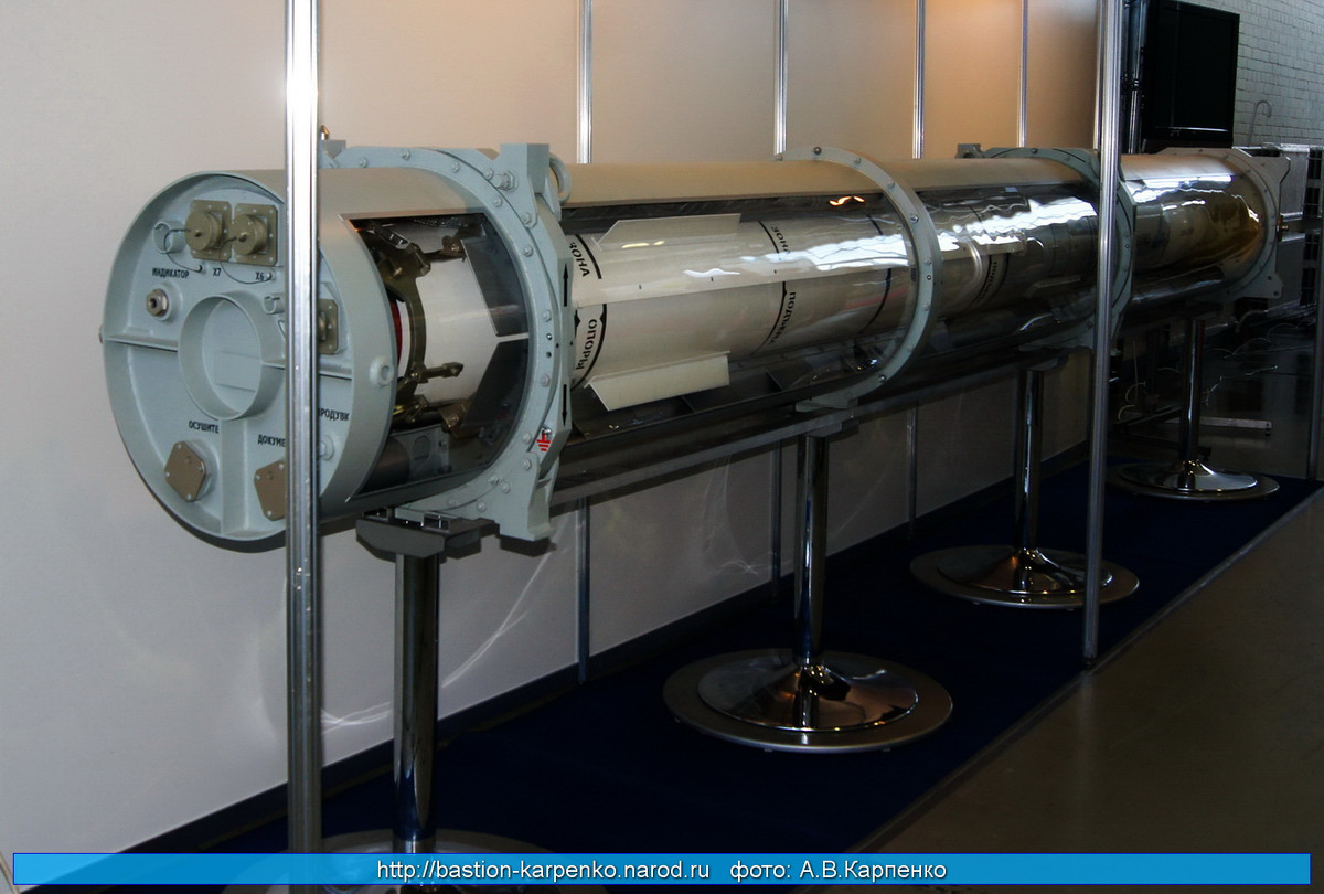 Theo tham số của nhà sản xuất, tổ hợp Shtil-1 có thể bắn hạ cùng lúc 2-12 mục tiêu trong phạm vi từ 2,5-50km, độ cao từ 5m tới 15.000m, góc phương vị 360 độ, thời gian phản ứng chuyển trạng thái sẵn sàng chiến đấu từ 5-10 giấy. Trong ảnh là đạn 9M317M trang bị cho tổ hợp Shtil-1 trên tàu chiến. Nguồn ảnh: Bastion-Karpenko