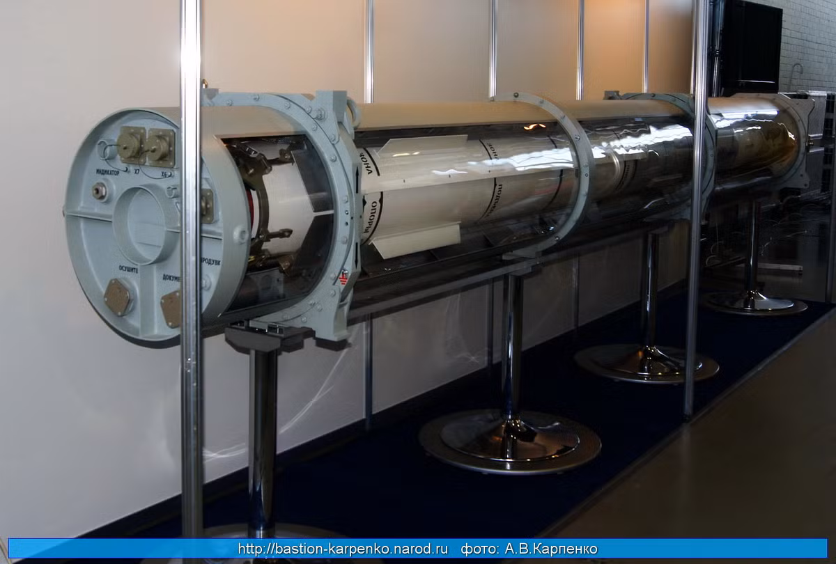 Theo tham số của nhà sản xuất, tổ hợp Shtil-1 có thể bắn hạ cùng lúc 2-12 mục tiêu trong phạm vi từ 2,5-50km, độ cao từ 5m tới 15.000m, góc phương vị 360 độ, thời gian phản ứng chuyển trạng thái sẵn sàng chiến đấu từ 5-10 giấy. Trong ảnh là đạn 9M317M trang bị cho tổ hợp Shtil-1 trên tàu chiến. Nguồn ảnh: Bastion-Karpenko