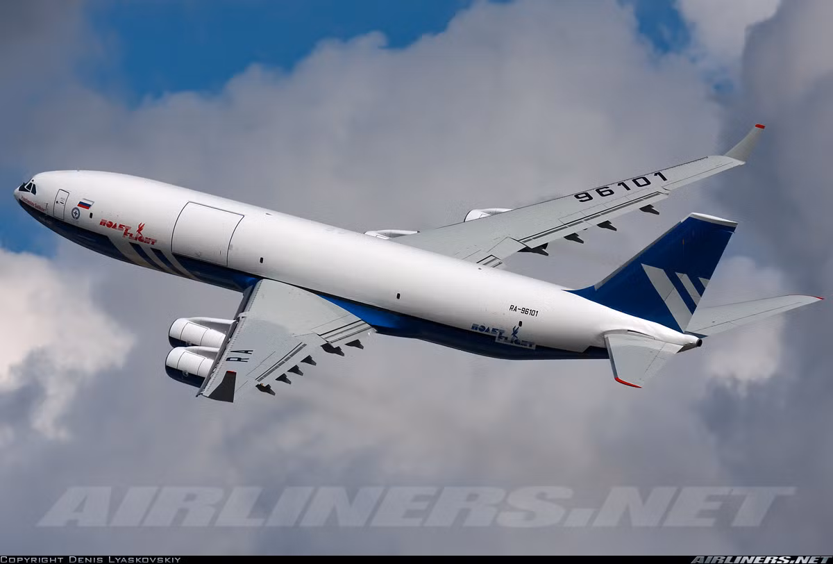 Trước hết Il-96-500T sẽ do Nga sản xuất hoàn toàn từ A-Z với các nhà máy 100% trong nước. Trong khi đó, hãy nhìn An-124, tuy là máy bay vận tải quân sự lớn nhất thế giới, nhưng đơn vị sản xuất Antonov hiện nằm trong tay Ukraine – quốc gia đang rất căng thẳng với Moscow từ 2014. Nguồn ảnh: Airliners.net