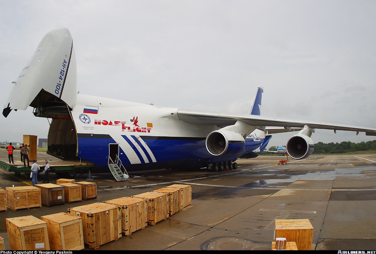 Vậy thì để không phải phụ thuộc và bị “đối phương” gây khó, giải pháp tốt nhất một là tự chủ nguồn cung và hai là thay thế chúng. Tất nhiên, so về tải trọng thì Il-96-500T chẳng phải đối thủ với An-124 vốn có khả năng chở tới 150 tấn hàng hóa. Nguồn ảnh: Airliners.net