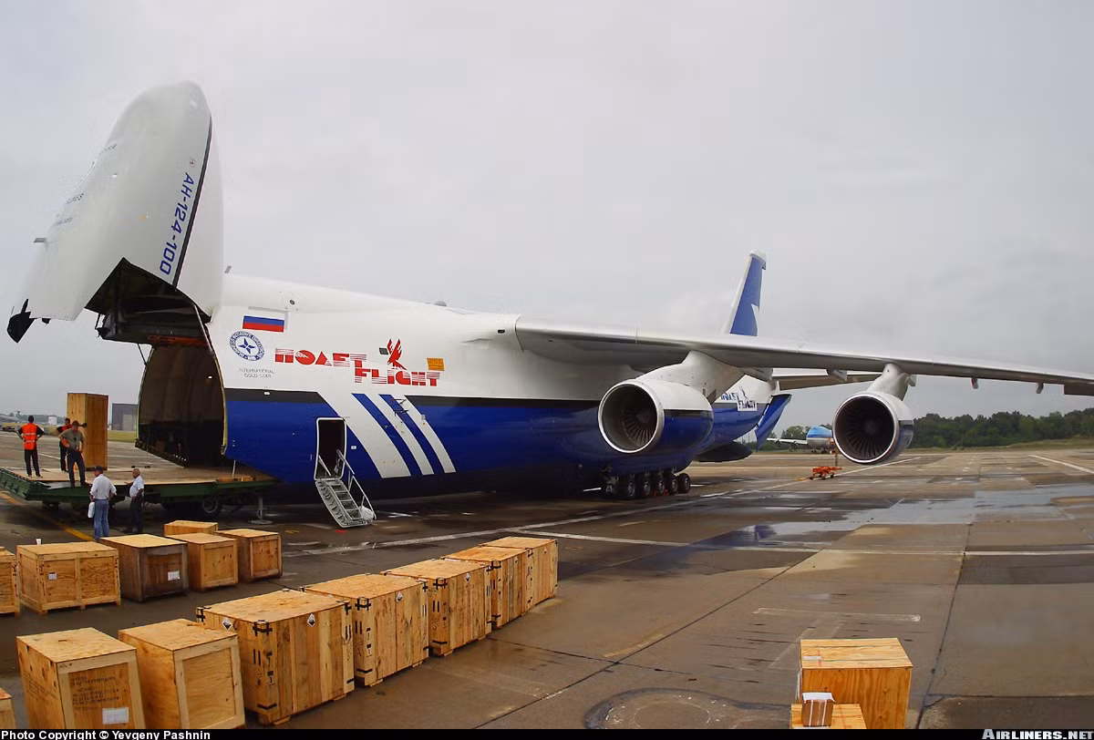 Vậy thì để không phải phụ thuộc và bị “đối phương” gây khó, giải pháp tốt nhất một là tự chủ nguồn cung và hai là thay thế chúng. Tất nhiên, so về tải trọng thì Il-96-500T chẳng phải đối thủ với An-124 vốn có khả năng chở tới 150 tấn hàng hóa. Nguồn ảnh: Airliners.net