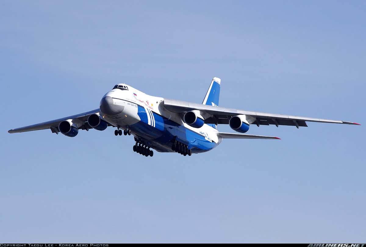 An-124 Ruslan là máy bay vận tải chiến lược do Antovo thiết kế, sản xuất và đưa vào sử dụng trong Không quân Liên Xô năm 1986. Đây được xem là máy bay vận tải quân sự lớn nhất thế giới, nhưng chỉ sếp thứ 2 nếu nói về máy bay chở hàng chung. Nó đứng sau "người anh em" An-225 Myria ra đời sau nó không lâu. Nguồn ảnh: Airliners.net