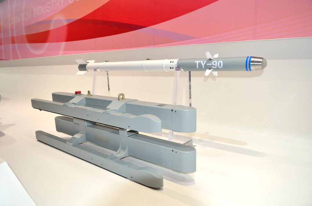 TY-90 được phát triển bởi Tổng Công ty công nghệ hàng không quốc gia Trung Quốc và giới thiệu vào đầu năm 2000. Nó sử dụng đầu tự dẫn hồng ngoại của trung tâm phát triển công nghệ quang học Louyang. Nguồn ảnh: Flick