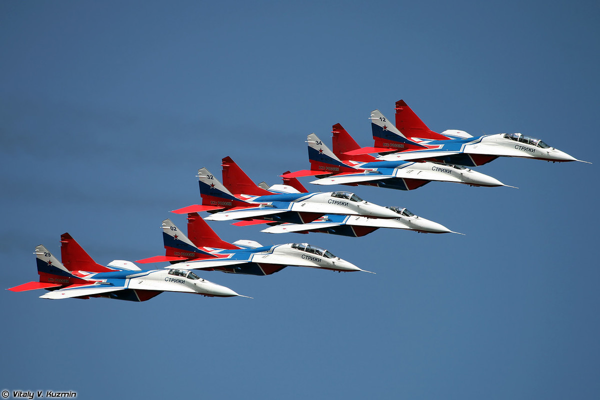 Đứng thứ 3 là Không quân Nga với 1.591 máy bay chiến đấu hiện đại gồm các loại Su-27/30/35, MiG-29/35, Tu-160... Dù chỉ kém hơn Trung Quốc chưa tới 100 chiếc, nhưng Nga sẽ khó mà có thể lấy được vị trí số 2 khi mà Bắc Kinh đang nỗ lực sản xuất nhanh và nhiều hơn bất kỳ ai. Ảnh: Vitaly Kuzmin