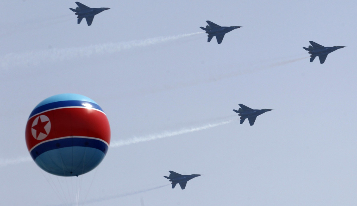 Đứng thứ 5 là Không quân CHDCND Triều Tiên với 572 máy bay chiến đấu. Dù có lượng lớn, thế nhưng Không quân Triều Tiên chưa bao giờ được đánh giá cao vì đa phần là máy bay lỗi thời gồm các thế hệ MiG-17, MiG-19, MiG-21, MiG-23, chỉ có vài chục chiếc MiG-29 hiện đại hơn chút. Vị trí số 5 của Triều Tiên có thể sớm lọt vào tay Hàn Quốc khi mà các máy bay cũ sớm muộn cũng phải nghỉ hưu trong khi việc mua mới rất khó. Ảnh: Wikipedia