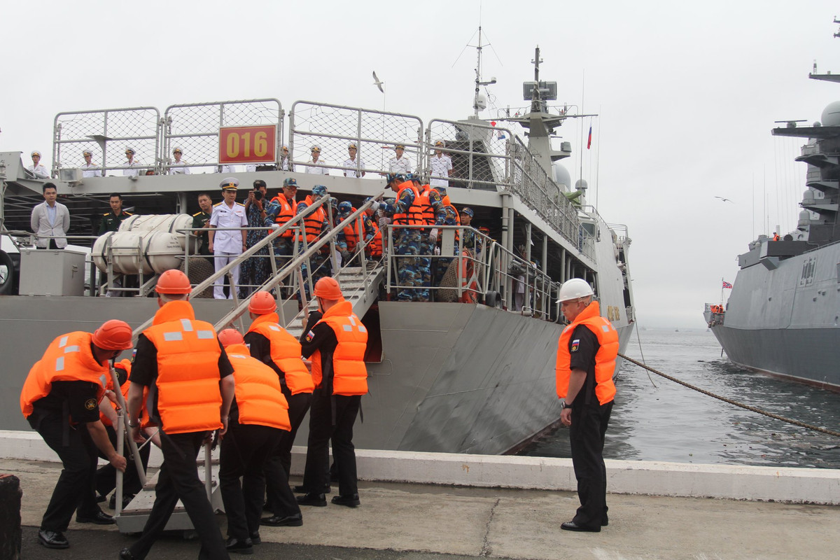 Các thủy thủ Hạm đội Thái Bình Dương đang trợ giúp các thủy thủ tàu hộ vệ 016 Quang Trung hạ cầu thang để lên bờ. Nguồn ảnh: Bộ Quốc phòng Nga