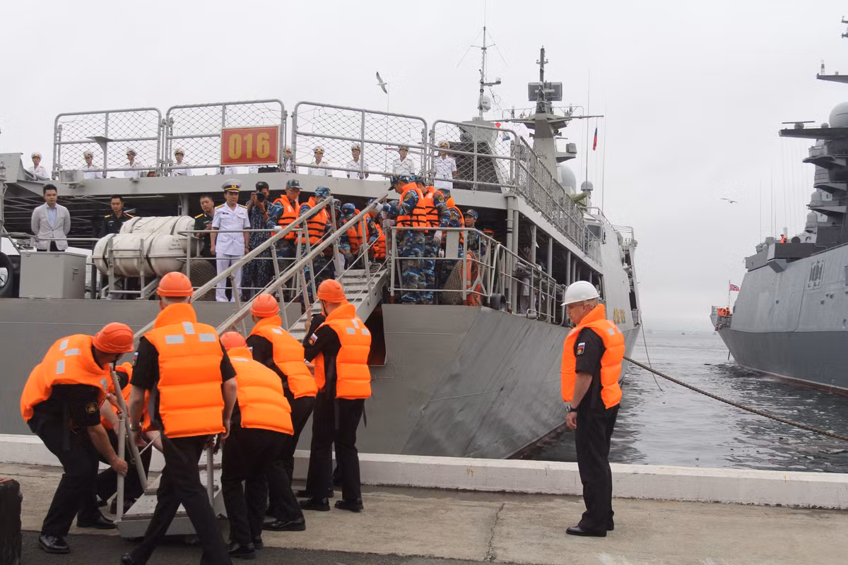 Các thủy thủ Hạm đội Thái Bình Dương đang trợ giúp các thủy thủ tàu hộ vệ 016 Quang Trung hạ cầu thang để lên bờ. Nguồn ảnh: Bộ Quốc phòng Nga