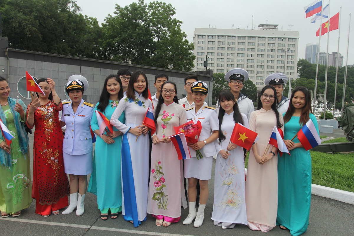 Các nữ sĩ quan Hải quân Việt Nam chụp ảnh lưu niêm cùng các lưu học sinh Việt Nam đang sinh sống và học tập tại Vladivostok. Nguồn ảnh: Bộ Quốc phòng Nga