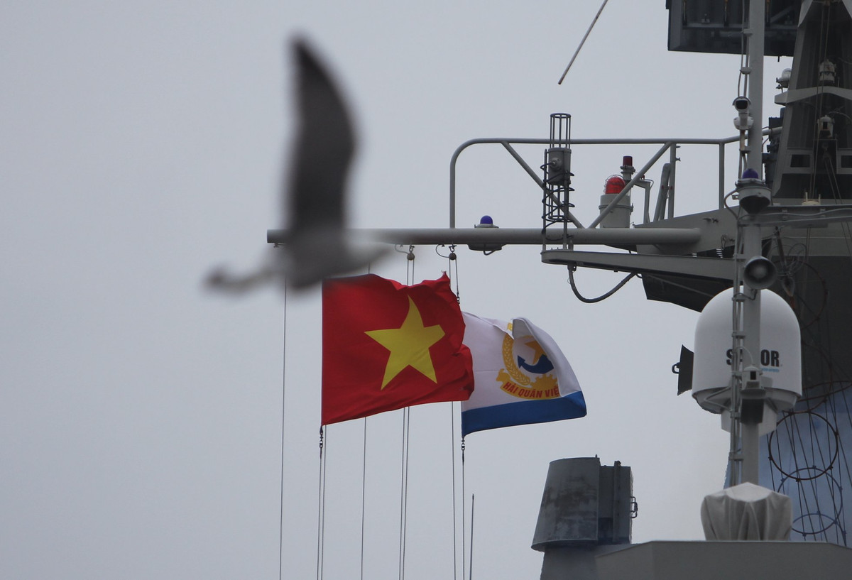 Hình ảnh đẹp do cơ quan thông tấn Bộ Quốc phóng Liên Nga chụp – khoảnh khắc cánh chim hải âu bay qua quốc kỳ Việt Nam và cờ Hải quân Việt Nam tung bay phấp phới trong gió biển Thành phố Vladivostok. Nguồn ảnh: Bộ Quốc phòng Nga