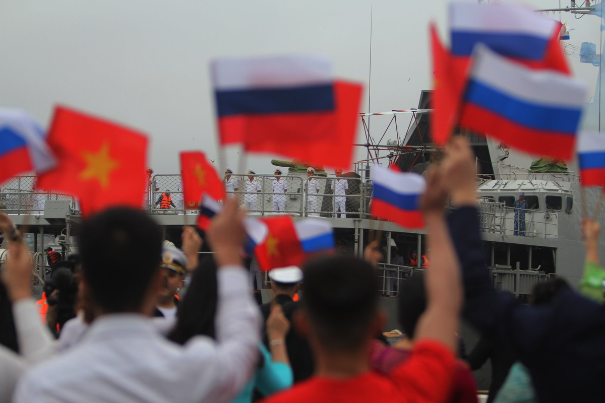 Tham gia đón đoàn có Đại sứ Việt Nam tại Liên bang Nga Ngô Đức Mạnh; Tổng lãnh sự quán Việt Nam tại TP Vladivostok Nguyễn Hoàng Việt; Tùy viên quốc phòng cùng đại diện bà con kiều bào, du học sinh Việt Nam đang sinh sống, học tập và công tác tại Nga. Nguồn ảnh: Bộ Quốc phòng Nga