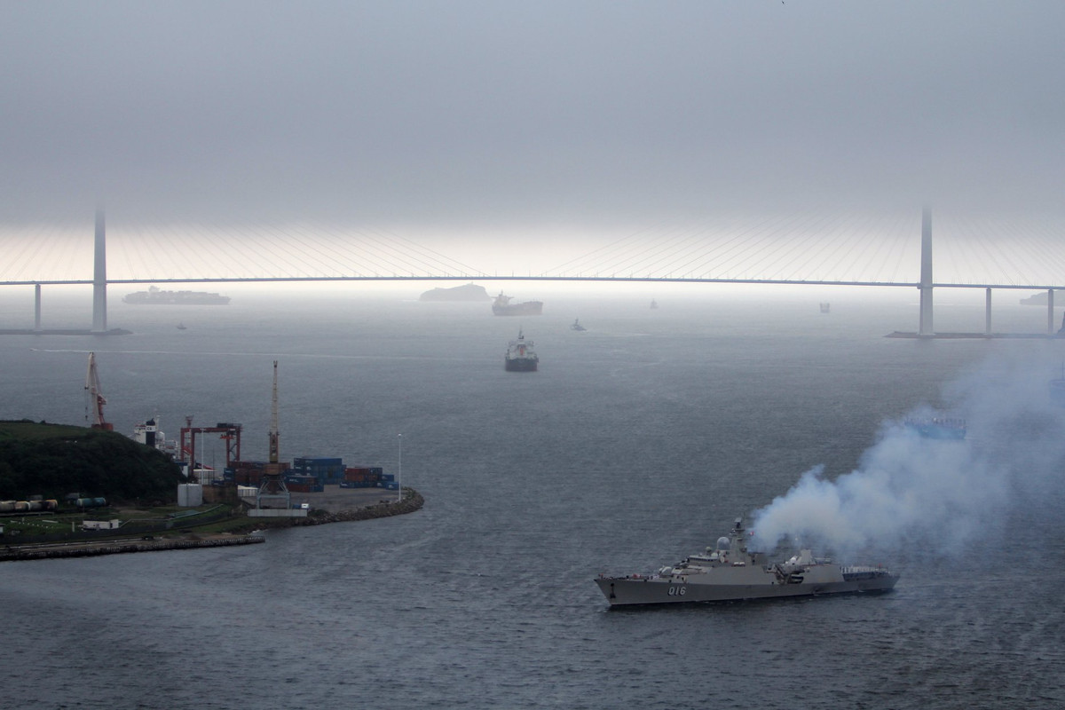 Trước đó, trong hải trình đến TP Vladivostok, sĩ quan và thủy thủ Tàu 016-Quang Trung đã thực hiện tốt việc huấn luyện các bảng bố trí chiến đấu trên tàu sát với yêu cầu, nhiệm vụ, góp phần nâng cao chất lượng huấn luyện trong điều kiện đi biển dài ngày. Các kíp đi ca chặt chẽ, tổ chức điều khiển tàu trong điều kiện thời tiết sóng to, gió lớn, sương mù bảo đảm an toàn về mọi mặt, đúng kế hoạch đã đề ra. Nguồn ảnh: Bộ Quốc phòng Nga