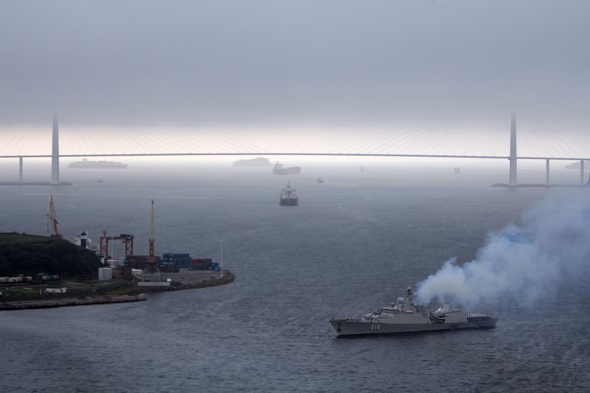 Trước đó, trong hải trình đến TP Vladivostok, sĩ quan và thủy thủ Tàu 016-Quang Trung đã thực hiện tốt việc huấn luyện các bảng bố trí chiến đấu trên tàu sát với yêu cầu, nhiệm vụ, góp phần nâng cao chất lượng huấn luyện trong điều kiện đi biển dài ngày. Các kíp đi ca chặt chẽ, tổ chức điều khiển tàu trong điều kiện thời tiết sóng to, gió lớn, sương mù bảo đảm an toàn về mọi mặt, đúng kế hoạch đã đề ra. Nguồn ảnh: Bộ Quốc phòng Nga