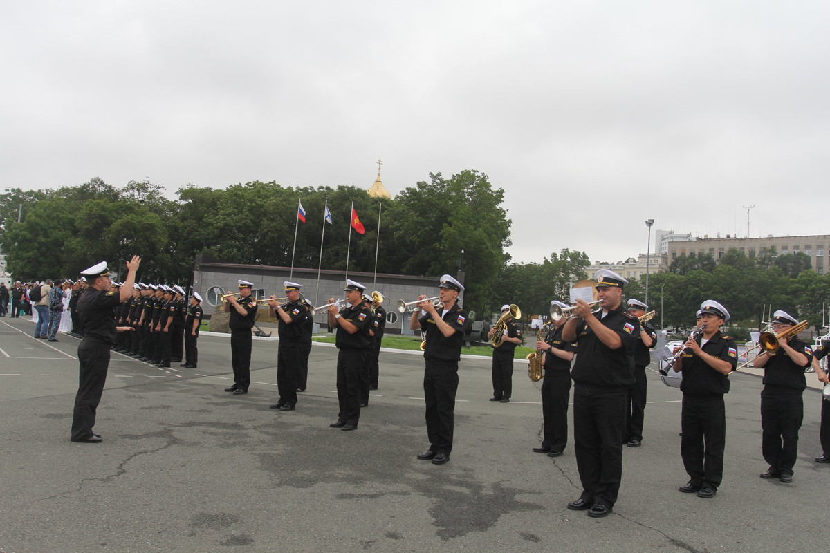 Đại tá Shvarts Aleksandr Tiborovich, Lữ đoàn trưởng Lữ đoàn tàu Tên lửa số 36, Hạm đội Thái Bình Dương, Hải quân Liên bang Nga chủ trì lễ đón. Nguồn ảnh: Bộ Quốc phòng Nga