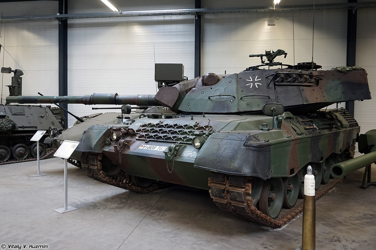 Trong ảnh là phiên bản Leopard 1A1A4 – “nhánh nhỏ” của phiên bản nâng cấp lớn Leopard 1A1 được sản xuất trong giai đoạn 1974-1977. Phiên bản này trang bị hệ thống ổn định pháo 105mm L7 mới từ Cadillac-Gage cho phép tăng có thể vừa di chuyển vừa bắn hiệu quả. Nguồn ảnh: Vitaly-Kuzmin