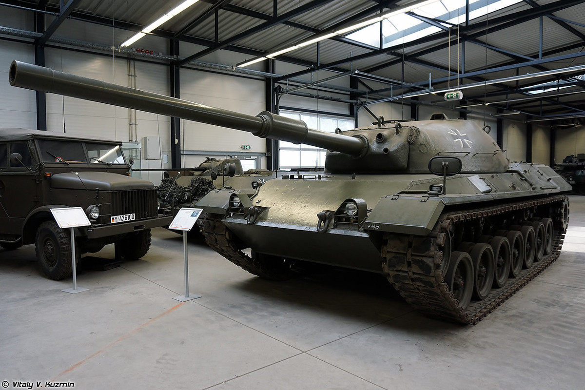 Xe tăng Leopard 1 bắt đầu được sản xuất chính thức từ năm 1965, tuy nhiên các mẫu thử nghiệm của nó bắt đầu xuất hiện rải rác từ cuối những năm 1950. Ước tính có tới 80 mẫu thử nghiệm đã được chế tạo trong suốt giai đoạn phát triển Leopard 1. Trong ảnh là nguyên mẫu Leopard 1 Type A2 - mẫu gần như hoàn thiện để đưa vào sản xuất hàng loạt. Nguồn ảnh: Vitaly-Kuzmin