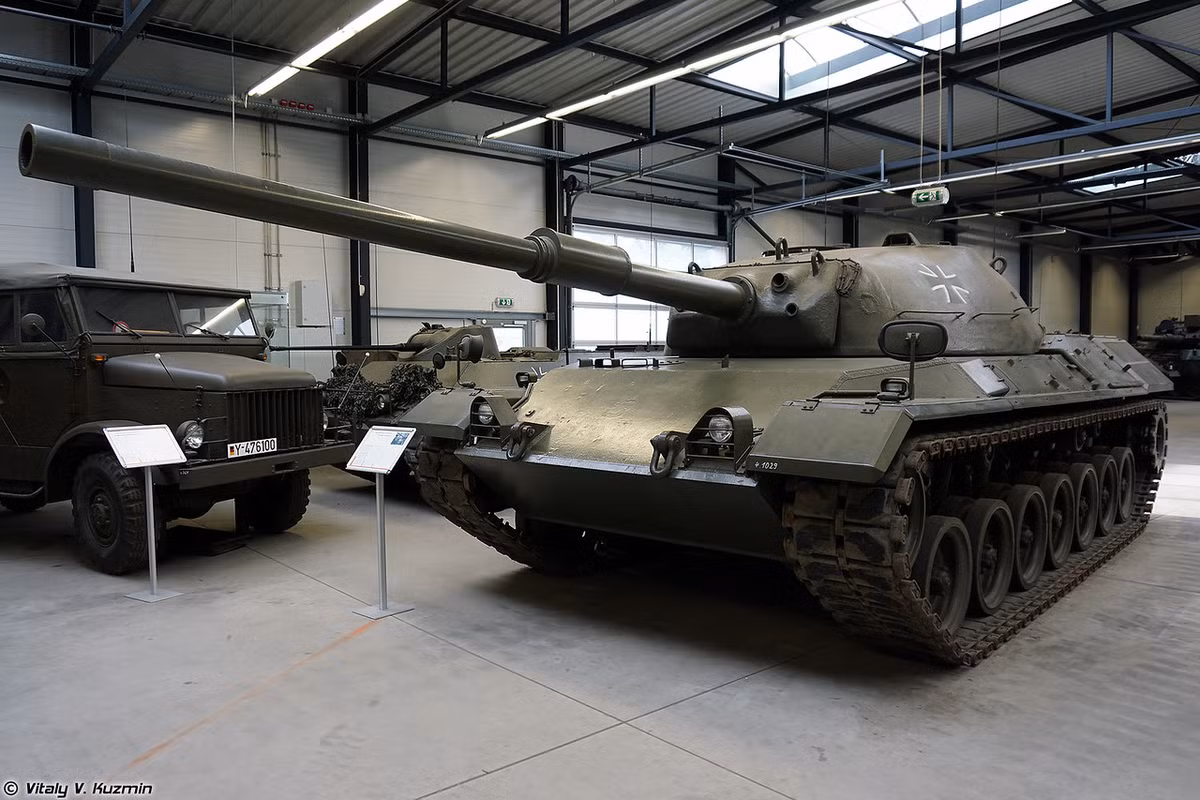 Xe tăng Leopard 1 bắt đầu được sản xuất chính thức từ năm 1965, tuy nhiên các mẫu thử nghiệm của nó bắt đầu xuất hiện rải rác từ cuối những năm 1950. Ước tính có tới 80 mẫu thử nghiệm đã được chế tạo trong suốt giai đoạn phát triển Leopard 1. Trong ảnh là nguyên mẫu Leopard 1 Type A2 - mẫu gần như hoàn thiện để đưa vào sản xuất hàng loạt. Nguồn ảnh: Vitaly-Kuzmin