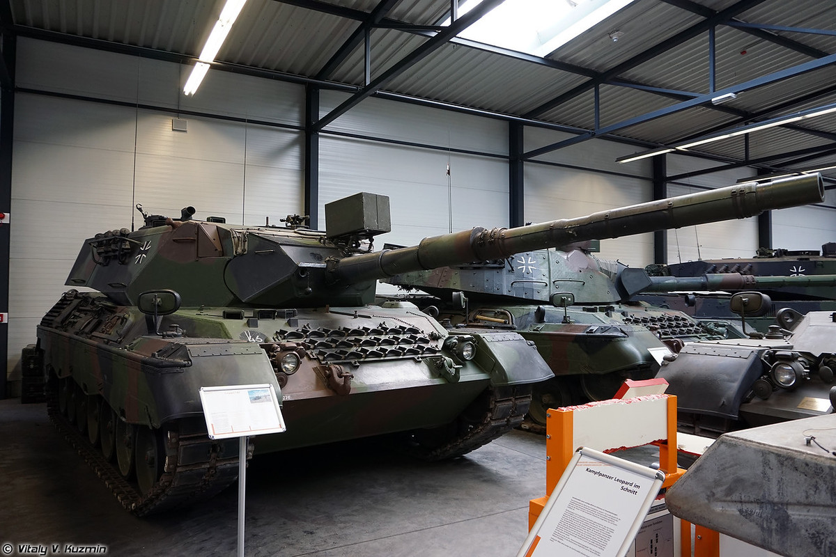 Còn đây là phiên bản Leopard 1A3 được sản xuất với số lượng 110 chiếc với một số nâng cấp giáp bảo vệ so với các thế hệ trước. Trong khi các khí tài khác như pháo 105mm L7, hệ thống trinh sát nhìn đêm vẫn tương tự 1A2. Nguồn ảnh: Vitaly-Kuzmin