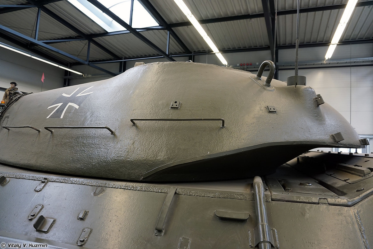 Leopard 1 Type A2 dùng tháp pháo khác xa với nguyên mẫu sản xuất hàng loạt với phần đuôi tháp vát góc. Nguồn ảnh: Vitaly-Kuzmin