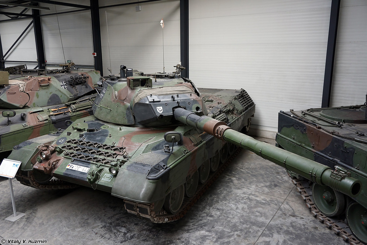 Trong ảnh là Leopard 1A5 - phiên bản cải tiến lớn sản xuất hàng loạt cuối cùng của dòng tăng Leopard 1. So với thế hệ trước, Leopard 1A5 tiếp tục được nâng cấp hệ thống điều khiển hỏa lực, trang bị tháp pháo mới có thể tích hợp khẩu 120mm mạnh hơn (nhưng thực tế không bao giờ được lắp đặt), tăng cường cấp độ bảo vệ giáp thêm "một chút xíu". Nguồn ảnh: Vitaly-Kuzmin
