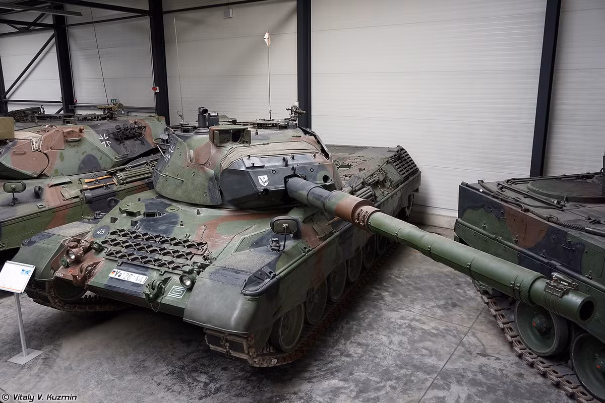 Trong ảnh là Leopard 1A5 - phiên bản cải tiến lớn sản xuất hàng loạt cuối cùng của dòng tăng Leopard 1. So với thế hệ trước, Leopard 1A5 tiếp tục được nâng cấp hệ thống điều khiển hỏa lực, trang bị tháp pháo mới có thể tích hợp khẩu 120mm mạnh hơn (nhưng thực tế không bao giờ được lắp đặt), tăng cường cấp độ bảo vệ giáp thêm "một chút xíu". Nguồn ảnh: Vitaly-Kuzmin