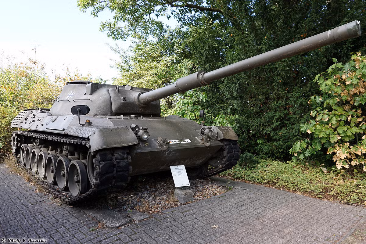 Còn đây là mẫu Leopard 1 Protype II - được xem là nguyên mẫu chính thức đưa vào sản xuất hàng loạt của dòng tăng Leopard 1. Mẫu này được BQP Tây Đức chấp thuận năm 1963, chúng nặng 40 tấn và có giá khoảng 250.000 USD/chiếc (tỷ giá lúc bấy giờ). BQP Đức đã quyết định đặt mua 1.500 chiếc. Nguồn ảnh: Vitaly-Kuzmin