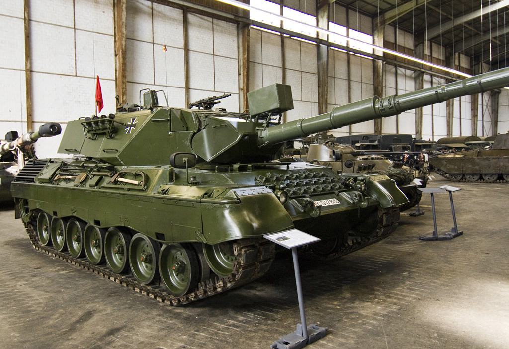 Tiếp theo là phiên bản Leopard 1A4 với số lượng 250 chiếc được sản xuất và chuyển giao từ năm 1974. Bề ngoài của 1A4 hệt như 1A3 , nhưng bên trong thay đổi ít nhiều khi được nâng cấp với hệ thống điều khiển hỏa lực bằng máy tính, hệ thống trinh sát EMES 12A1. Thêm vào đó, trưởng xe được trang bị riêng hệ thống trinh sát đêm độc lập PERI R12. Nguồn ảnh: Vitaly-Kuzmin